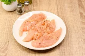 Sprinkle the chicken fillet abundantly with spices on both sides and add salt and pepper to taste. Marinate the chicken for 15-20 minutes.