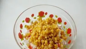 Drain the corn a little and put in a salad bowl.