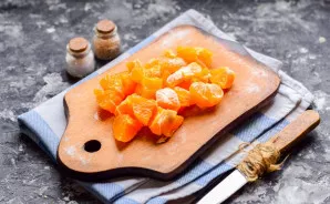 Peel the tangerines and cut into small cubes. If there are seeds, remove.