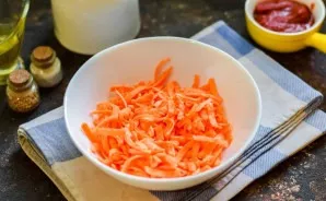 Peel the carrots, wash and grate on a medium grater.