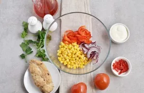 Finely chop the onion and sweet paprika. Put in a salad bowl along with the corn.