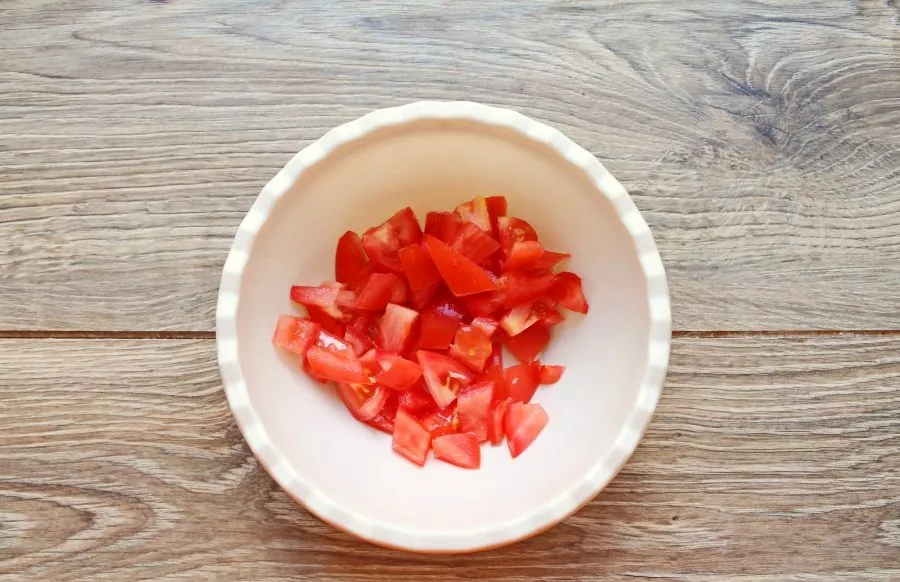 Cut the tomatoes into cubes and put them in a bowl.
