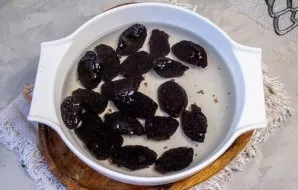 Soak the plums in hot water for 5-10 minutes, then rinse, dry and cut into small pieces.