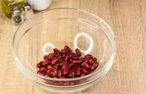 Open the red beans and drain the liquid. Transfer the beans to a salad bowl.