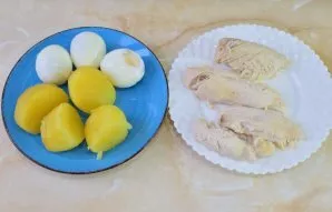 Boil chicken, potatoes and eggs in advance. Then cool everything. Peel the potatoes. Remove the shell from the eggs.