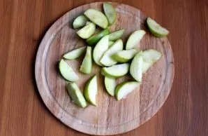 Cut the apples into slices and fry in heated oil until gently browned. Pour into a large bowl.