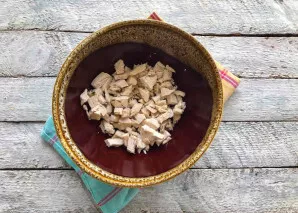 Cut the chicken fillet into small pieces.