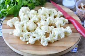 Divide the cauliflower into small inflorescences by hand or cut it with a knife.