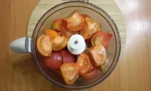 Cut the tomatoes into pieces, chop. Can be ground in a meat grinder or passed through a juicer.