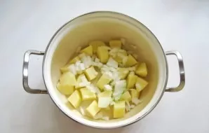 Peel the onion, wash it and chop it finely. Put in a saucepan with potatoes.