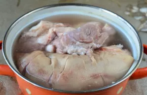 Rinse the meat well, put in a saucepan and pour cold water.