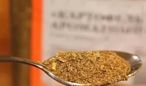 Peel the potatoes and cut into medium-sized slices. Add salt and spices.