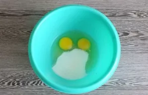 In a bowl, mix the eggs and sugar. Whipped until fluffy.