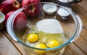 In a large bowl, mix the eggs and sugar.