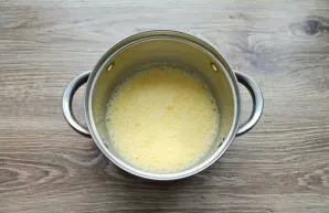 Put the eggs in a deep pot and beat with a mixer until fluffy.