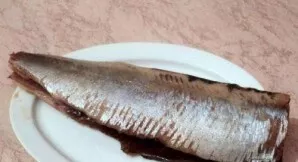 Prepare herring. Clean, remove the tail. Cut into the abdomen, remove all midges. Pick out all the bones.