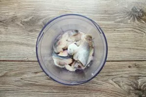 Cut the herring fillet without skin into pieces and put in a blender bowl.