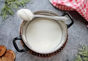 Pour the milk into a saucepan with a thick bottom and bring to a boil. Then remove from heat and cool to 40 degrees. Add sour cream to mi...