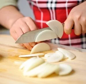 Cut the onion into half rings.