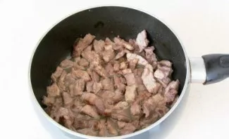 Fry the meat in vegetable oil.