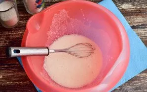 Pour warm kefir into a bowl, add salt, sugar, soda and mix everything well.