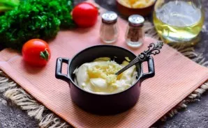 Mix mayonnaise with mashed garlic.