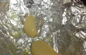 Peel 2 cloves of garlic, put in foil, coat with vegetable oil, wrap the garlic in foil.