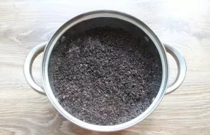 Pour water into the pot, add salt, sugar and black tea.