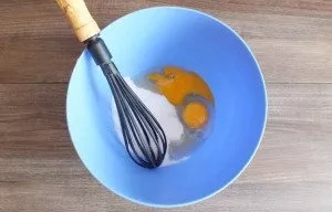 In a bowl, mix the eggs and sugar. Beat lightly.