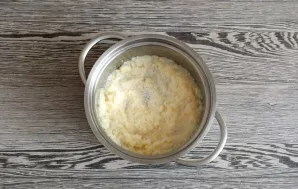 Add gelatin, pour 100 ml. milk Leave for 30-40 minutes.