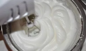 Add a pinch of salt to the proteins, beat into thick foam. Mix sour cream with sugar (I do not recommend using too much sugar, it is bett...