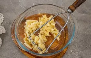 Peel the bananas, and crush the pulp with a puree grater or in another way convenient for you.