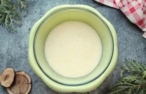 Beat eggs in warm milk, add salt, sugar and vegetable oil. Mix everything thoroughly until smooth.