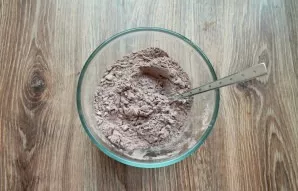 Mix cocoa, flour and baking powder in a bowl.