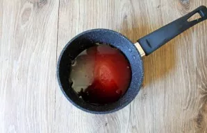 Pour the wine into the pot, add sugar.