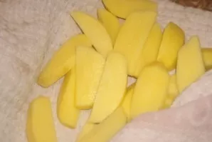 Peel the potatoes and cut into fairly large slices.