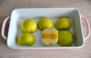 Remove the cores of the pbuols, put in a baking dish. Bake in an oven at 180 degrees for 20-25 minutes.