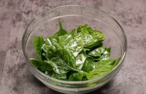 Put spinach in a deep bowl and add milk. Instead of fresh spinach, you can use frozen spinach.