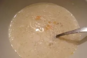 Mix the mixture well, pour 2 tablespoons of sunflower oil.