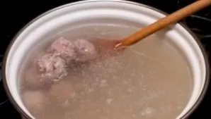 Pour water into a saucepan, bring to a boil, salt and put the dumplings. Cook for 20 minutes over low heat. Do not forget to skim the foa...