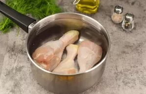 Pour water into the pot and put three chicken drumsticks in it. Put the pot on the fire, bring the water to a boil, scrape off the foam a...