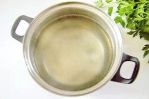 Pour water into the pot, add chicken and salt to taste. After the chicken has boiled, remove for about 30 minutes, and strain the broth a...