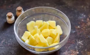 Peel the potatoes, wash them and cut them into large pieces.