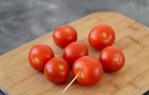 Rinse the tomatoes, dry. With a toothpick, make punctures near the stalks.