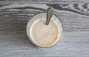 Dissolve the yeast in warm milk and leave for 10 minutes.