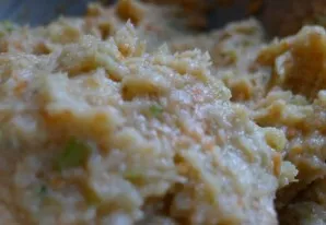 The mince should not be very liquid and the consistency should not be homogeneous.