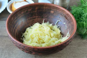 Grate the shaved potatoes and put them in a deep bowl.