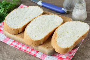 Cut the baguette into slices of medium thickness.