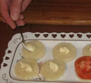Grease each piece with mayonnaise and lay out a thin piece of tomato.
