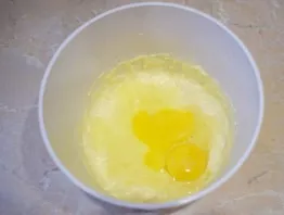 In a bowl, mix the soft butter with the icing sugar. Beat until fluffy. Then beat the eggs into the dough. Stir.